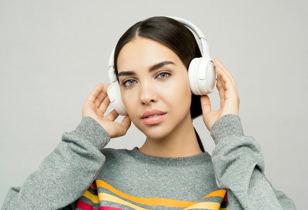 Comment choisir des manteaux en fausse fourrure pour un look glamour d'hiver?