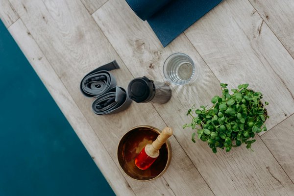 Comment styliser des pantalons en velours côtelé pour une tenue de travail élégante?